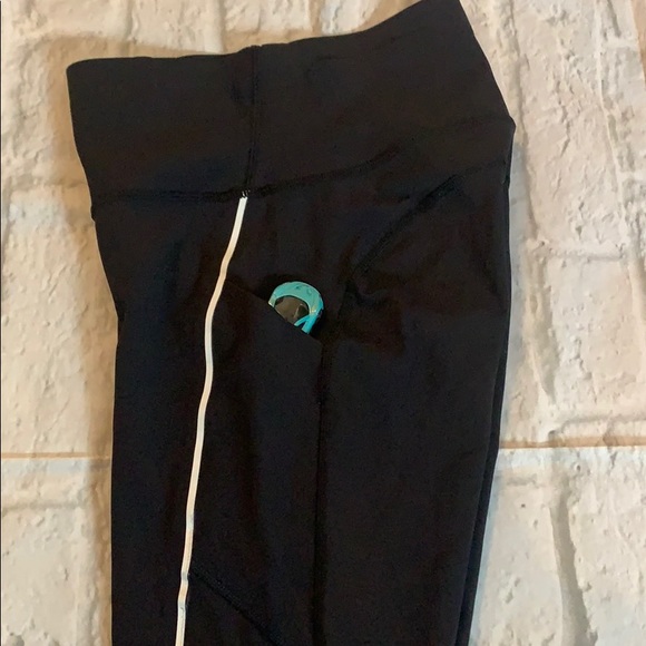 Lululemon black cropped leggings sz 4 - Picture 6 of 9